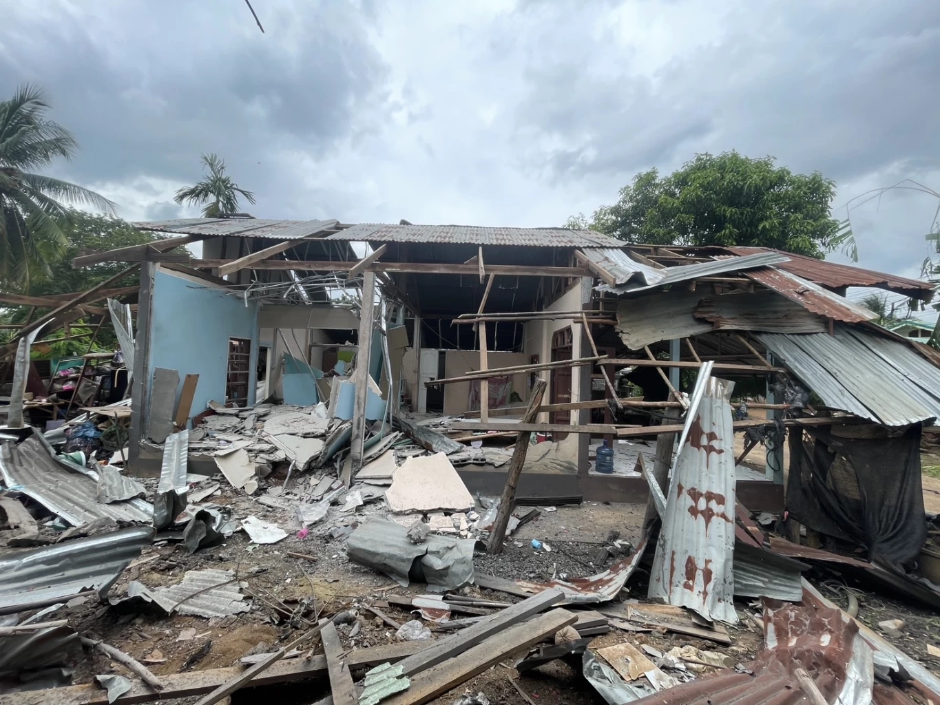 รบ.มอบบ้านน็อคดาวน์ 11 หลังแรกให้ชาวอุบลฯ ผู้ประสบภัย