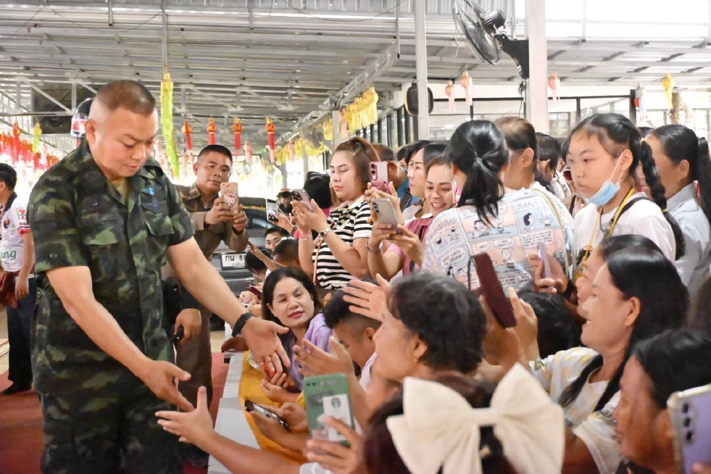 "หลวงปู่ศิลา" ให้พรและกำลังใจ แม่ทัพภาค 2-กำลังพล ปกป้องอธิปไตย
