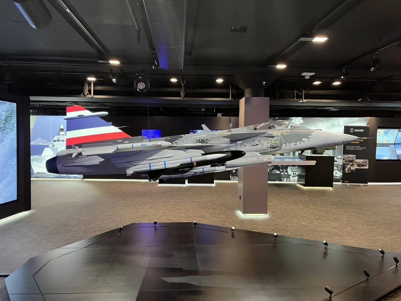 "มาริษ" เยี่ยม สนง.ใหญ่ บริษัทผลิต "กริพเพน"