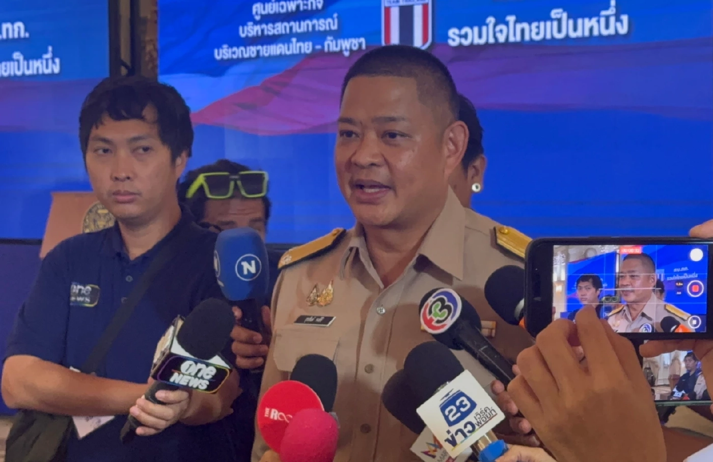  พลเรือตรี สุรสันต์ คงสิริ โฆษกศูนย์เฉพาะกิจบริหารสถานการณ์ ชายแดนไทย - กัมพูชา (ศบ.ทก.)