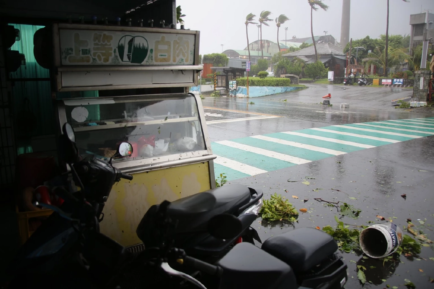 พายุไต้ฝุ่น "โพดุล" พัดถล่มไต้หวัน ยกเลิกหลายร้อยเที่ยวบิน