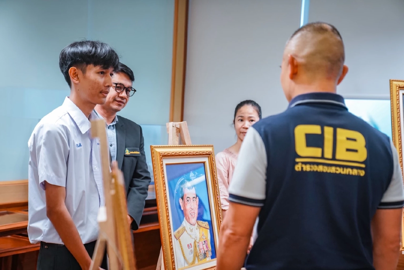 "ผบช.ก.ก้อง" มอบรางวัลวาดภาพ “ราชานักบิน ปกครองเเผ่นดินด้วยหัวใจ”