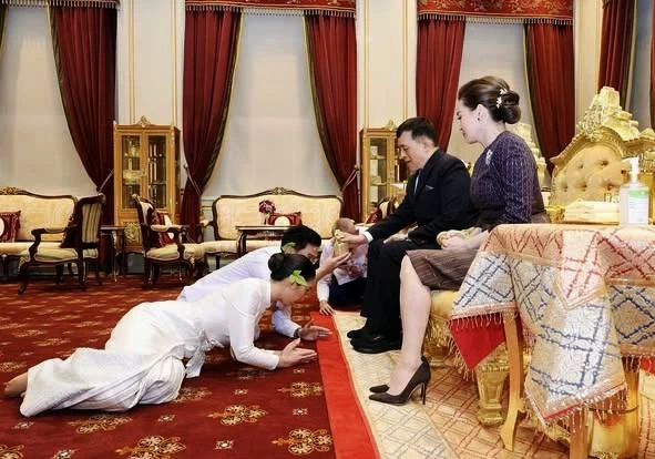 ในหลวง-พระราชินี พระราชทานน้ำสังข์ สมรสพระราชทาน แก่ บุตรสาวอดีตนายกฯเศรษฐา
