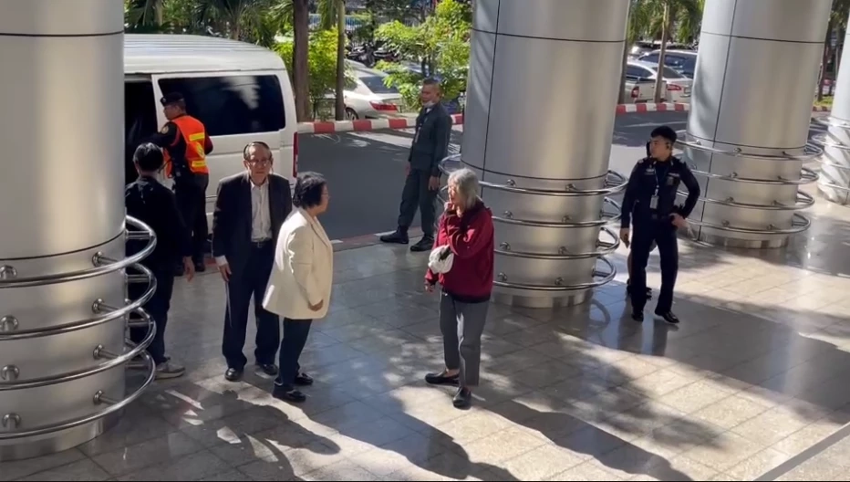 นพ.เหวง และ นางธิดา ถาวรเศรษฐ