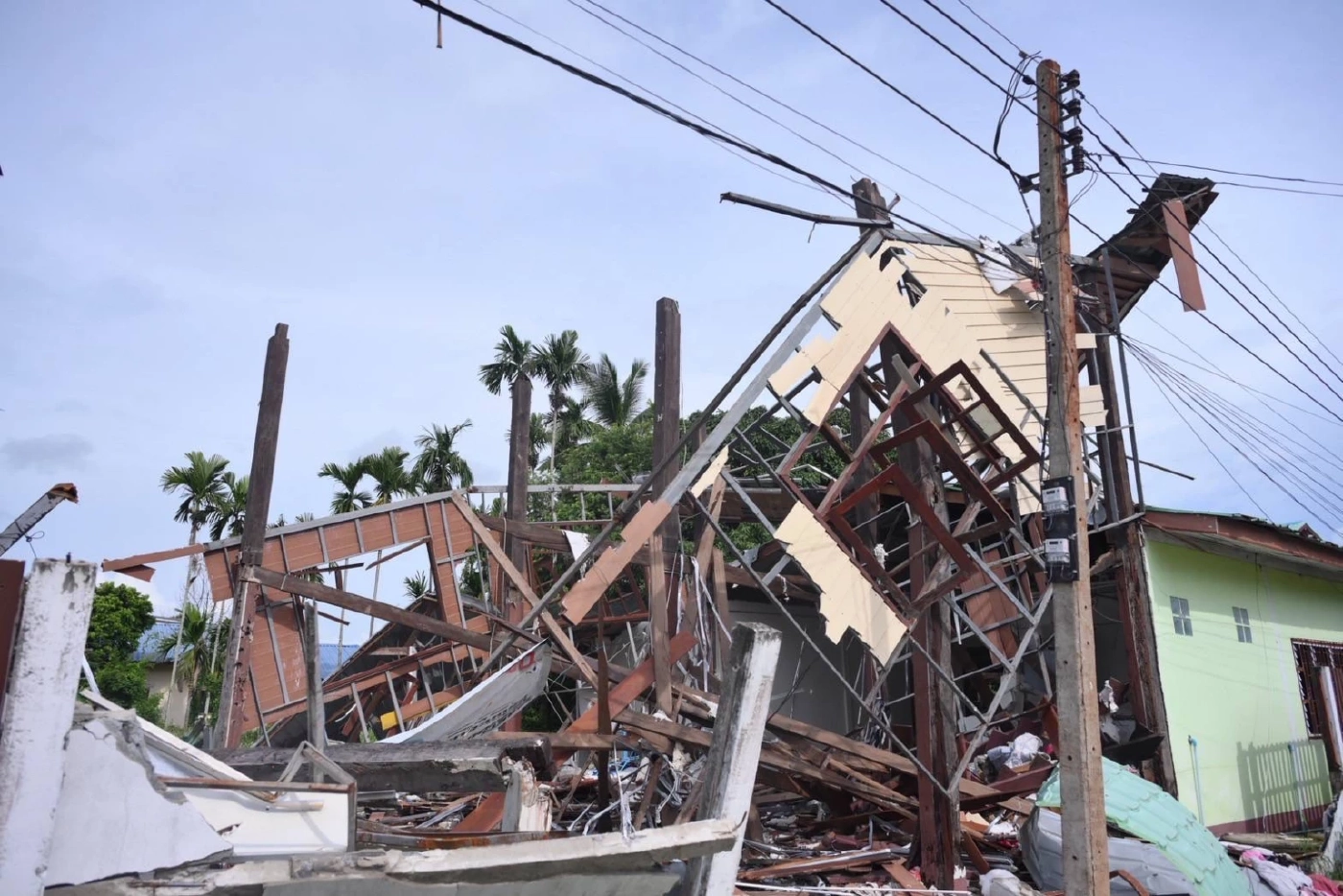 รมช.อิ่ม ให้กำลังใจชาวบ้าน อ.กันทรลักษ์ มอบบ้านใหม่ ไฟฟ้า ประปา