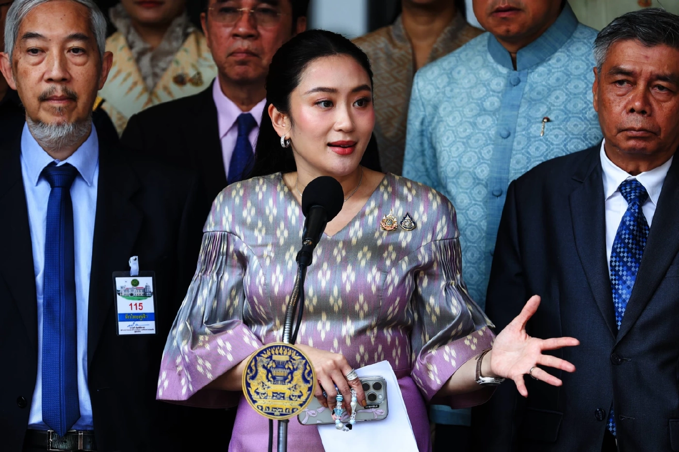 คำแถลงรัฐบาล "ก้าวผ่านสองวิกฤต เดินหน้าไปด้วยกัน"