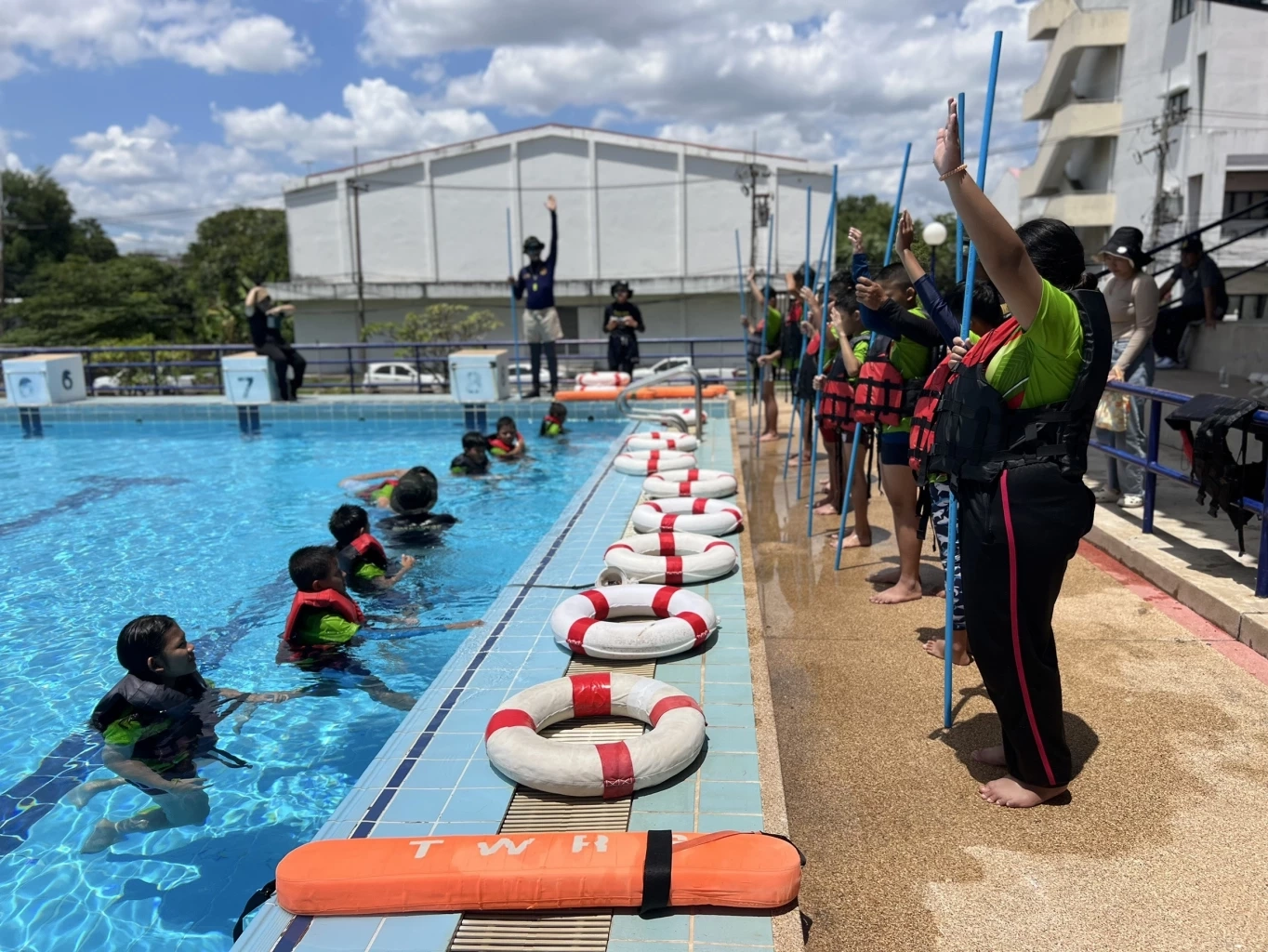 "สถาบันการสร้างชาติ" จัดฝึก "เยาวชนอาสาร่วมใจกู้ภัยทางน้ำสร้างชาติ"