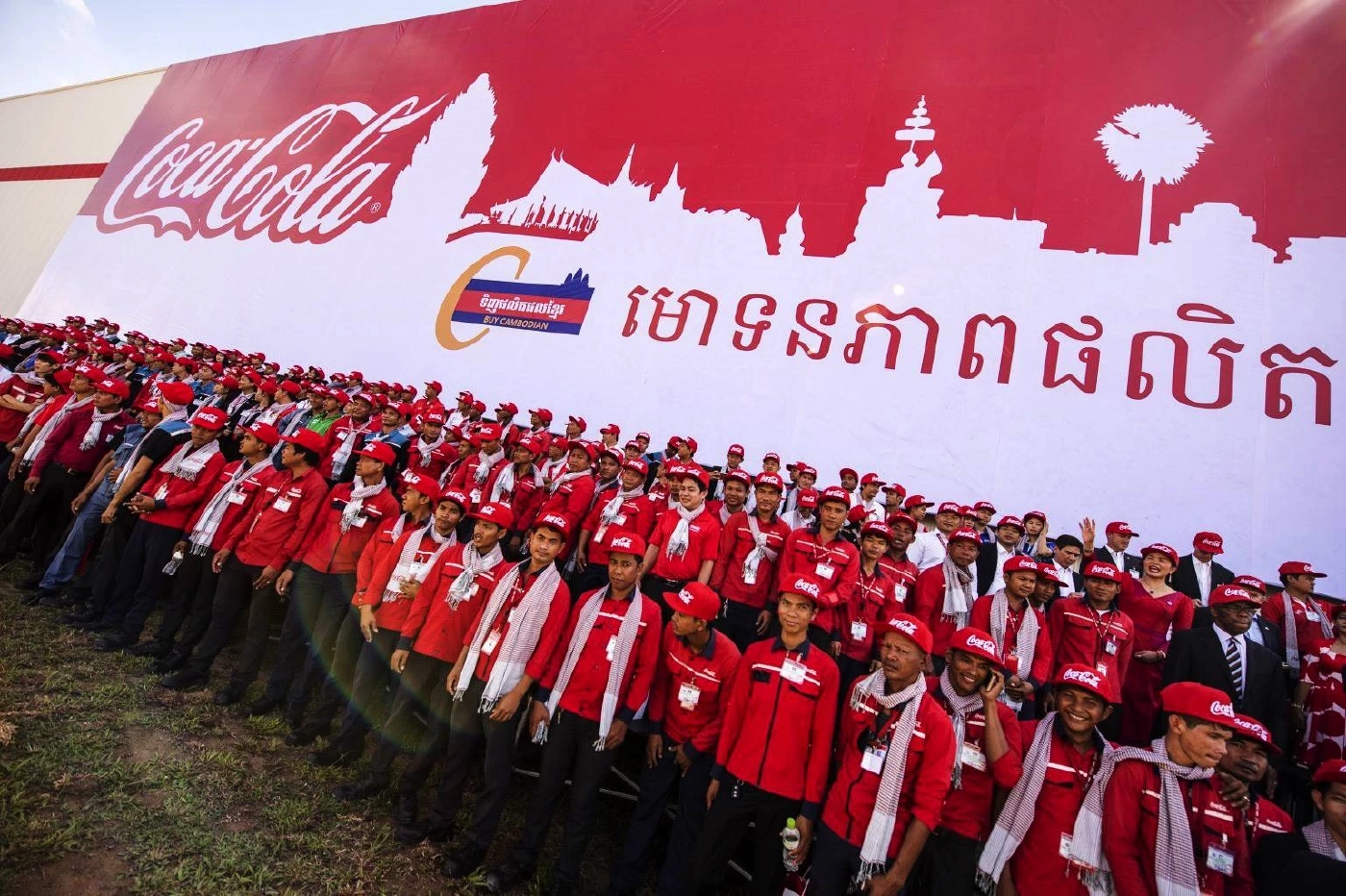 "ฮุนเซน" เท "วานดา" ป้องโคคา-โคลา อ้างว่า "เป็นการเสียสละเพื่อส่วนรวม"