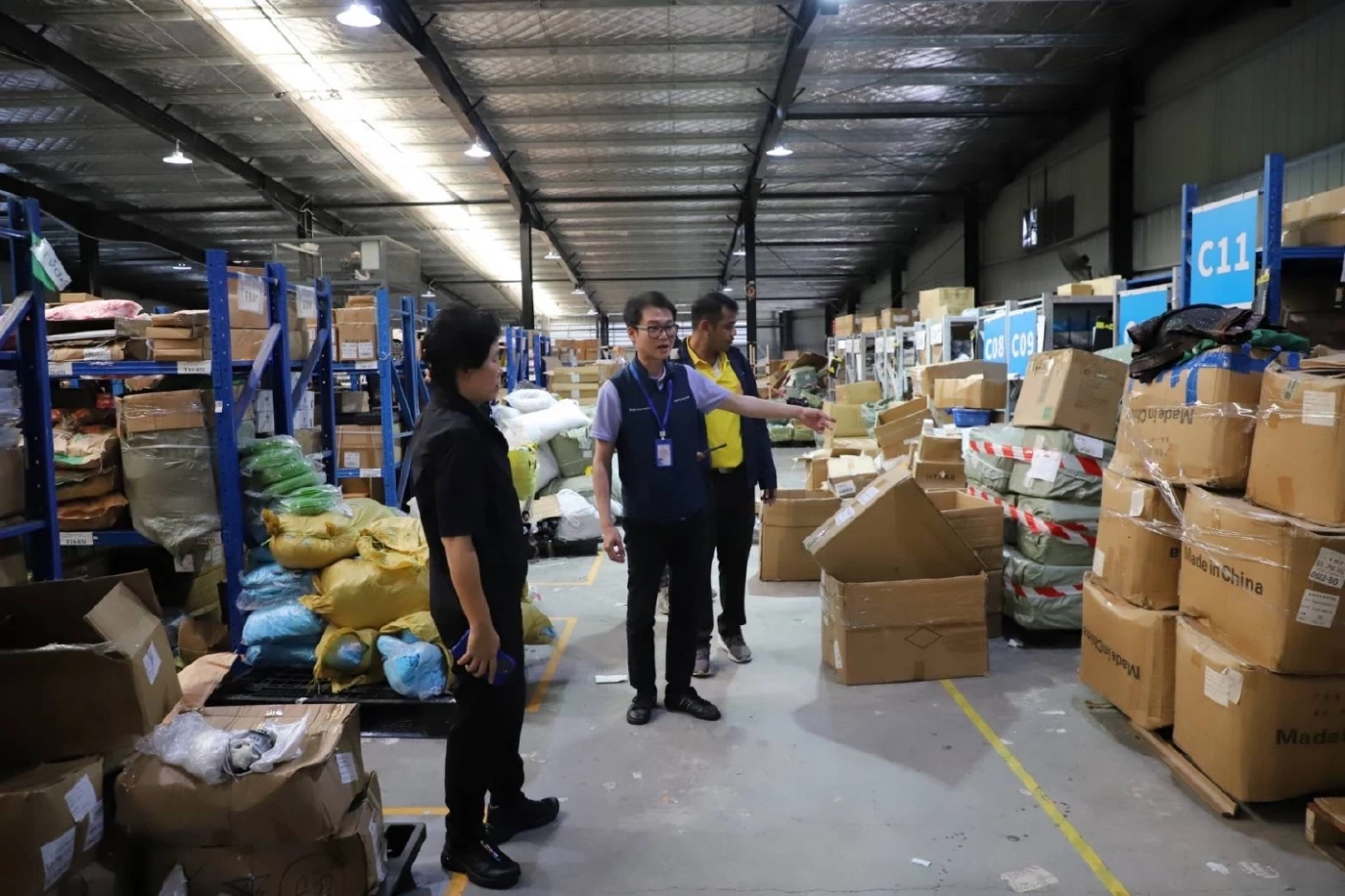 ทลายคลังสินค้าดัมพ์ตลาดออนไลน์ ยึดของกลางกว่า 13.6 ล.