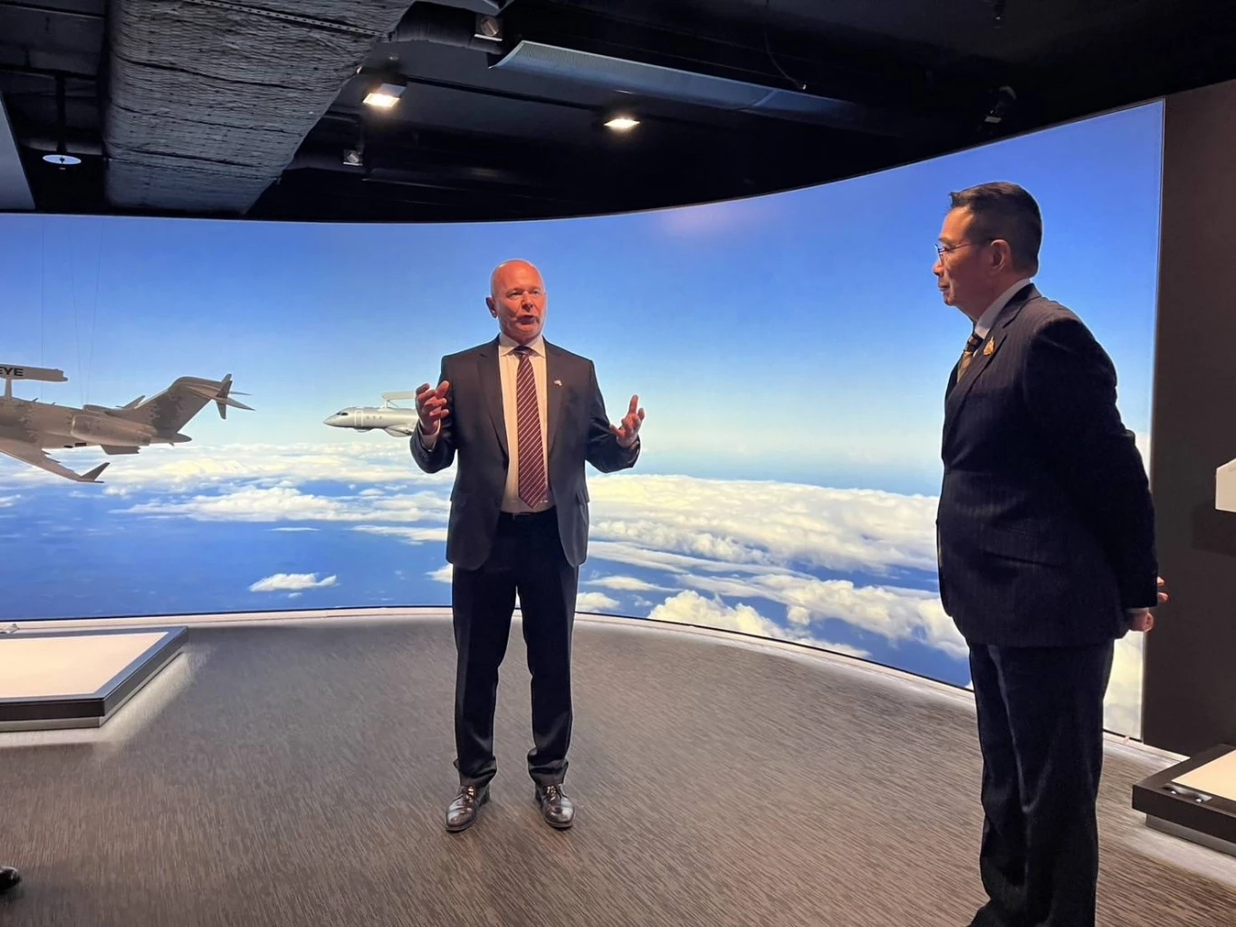 "มาริษ" เยี่ยม สนง.ใหญ่ บริษัทผลิต "กริพเพน"