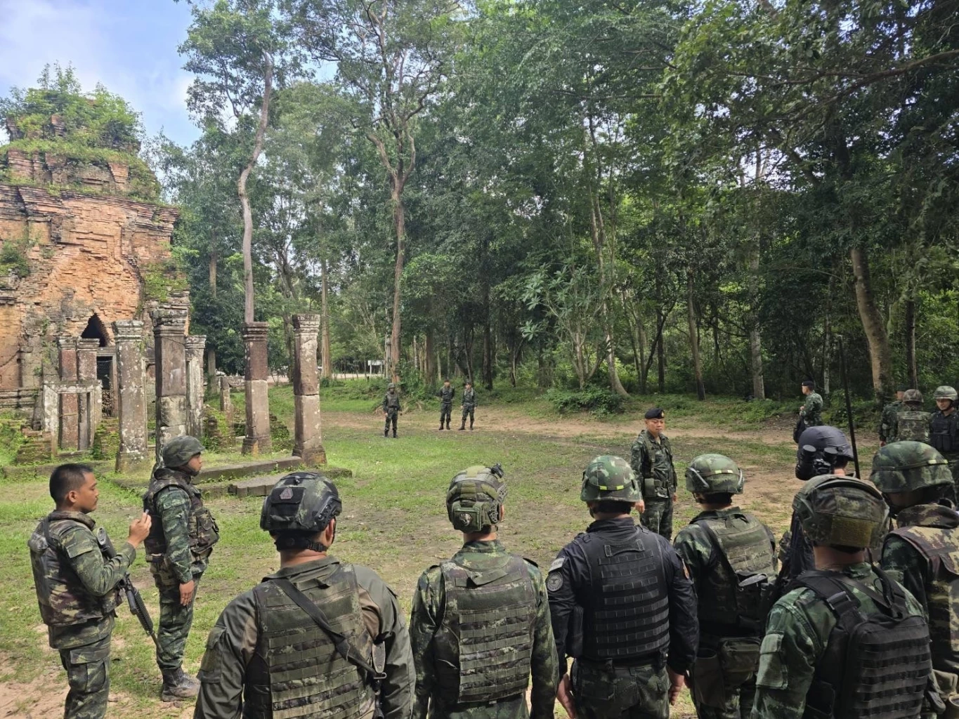 แม่ทัพภาค 2 ตรวจเยี่ยม-นอนค้างคืนกับทหารแนวหน้า ขออย่าประมาท