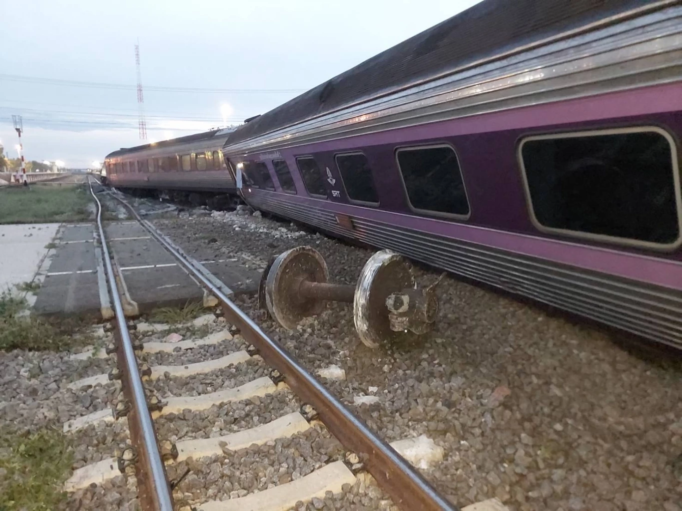 เกิดเหตุรถไฟตกราง ที่จ.ประจวบคีรีขันธ์ เร่งลำเลียงคนเจ็บส่ง รพ.