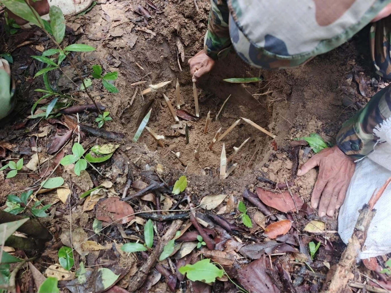 จับโป๊ะ! นี่มัน "ทหารกัมพูชา" ที่เคยลาดตระเวนร่วมกันชัดๆ โผล่อยู่ใน "คลิปวางทุ่นระเบิด"