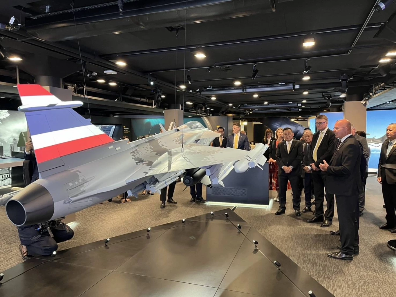 "มาริษ" เยี่ยม สนง.ใหญ่ บริษัทผลิต "กริพเพน"