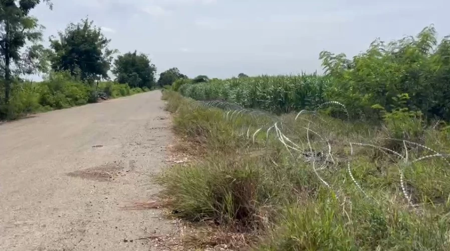ชาวบ้านหวั่น ขึงลวดหนามถนนศรีเพ็ญ "กัมพูชา" ยึดที่ดินเพิ่ม