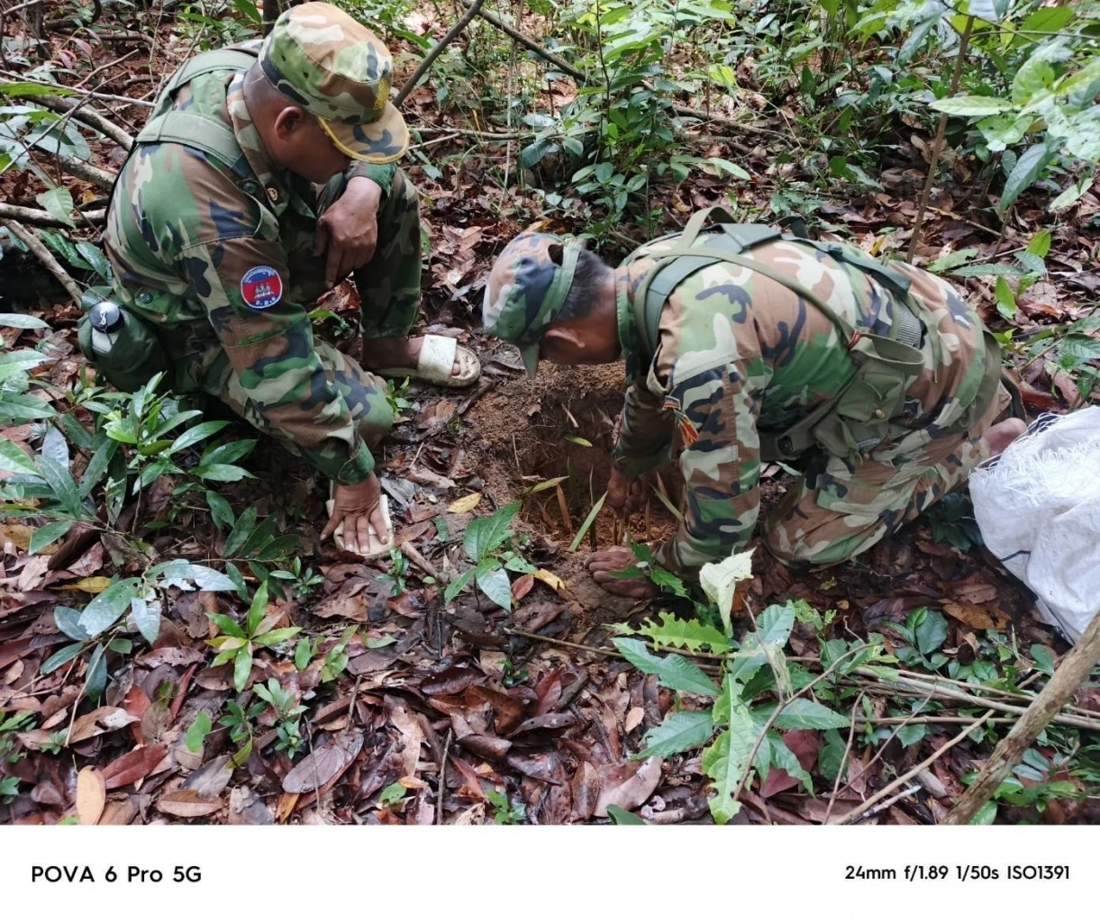 ด่วน! เจอมือถือปริศนาแถวภูมะเขือ มีคลิปเด็ดทหารกัมพูชา