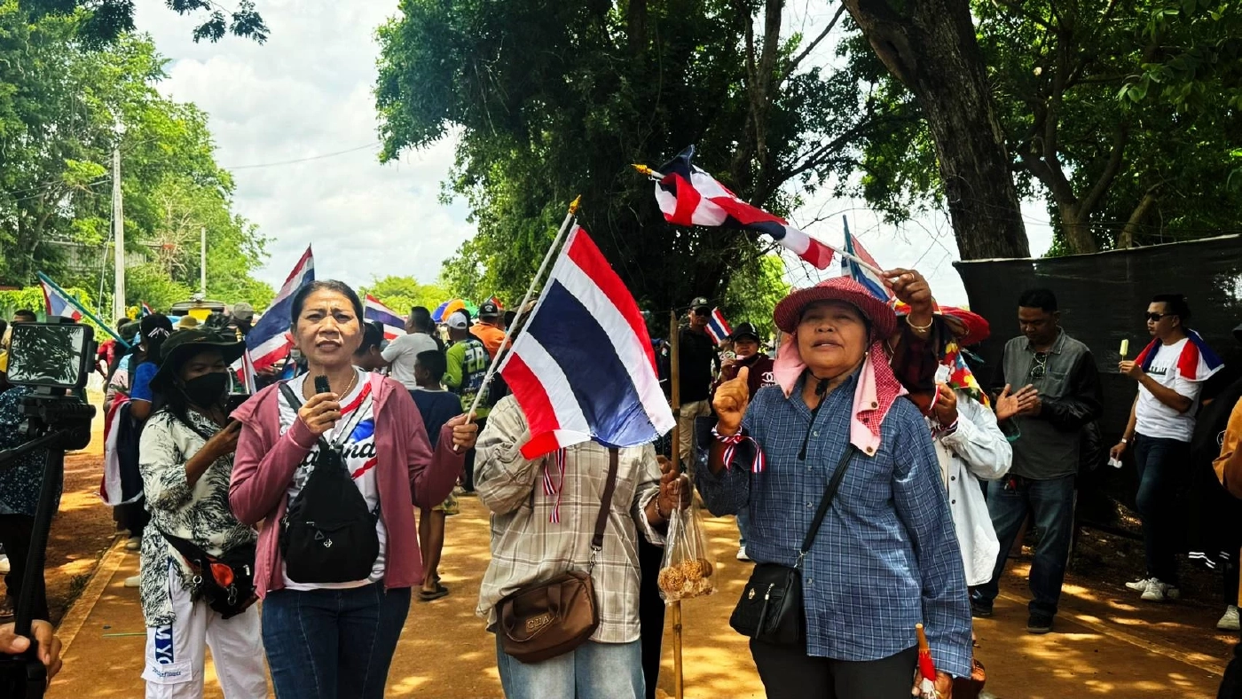 "ชาวไทย" ทวงคืน "บ้านหนองจาน" ตะโกนลั่น "ที่นี่เเผ่นดินไทย"