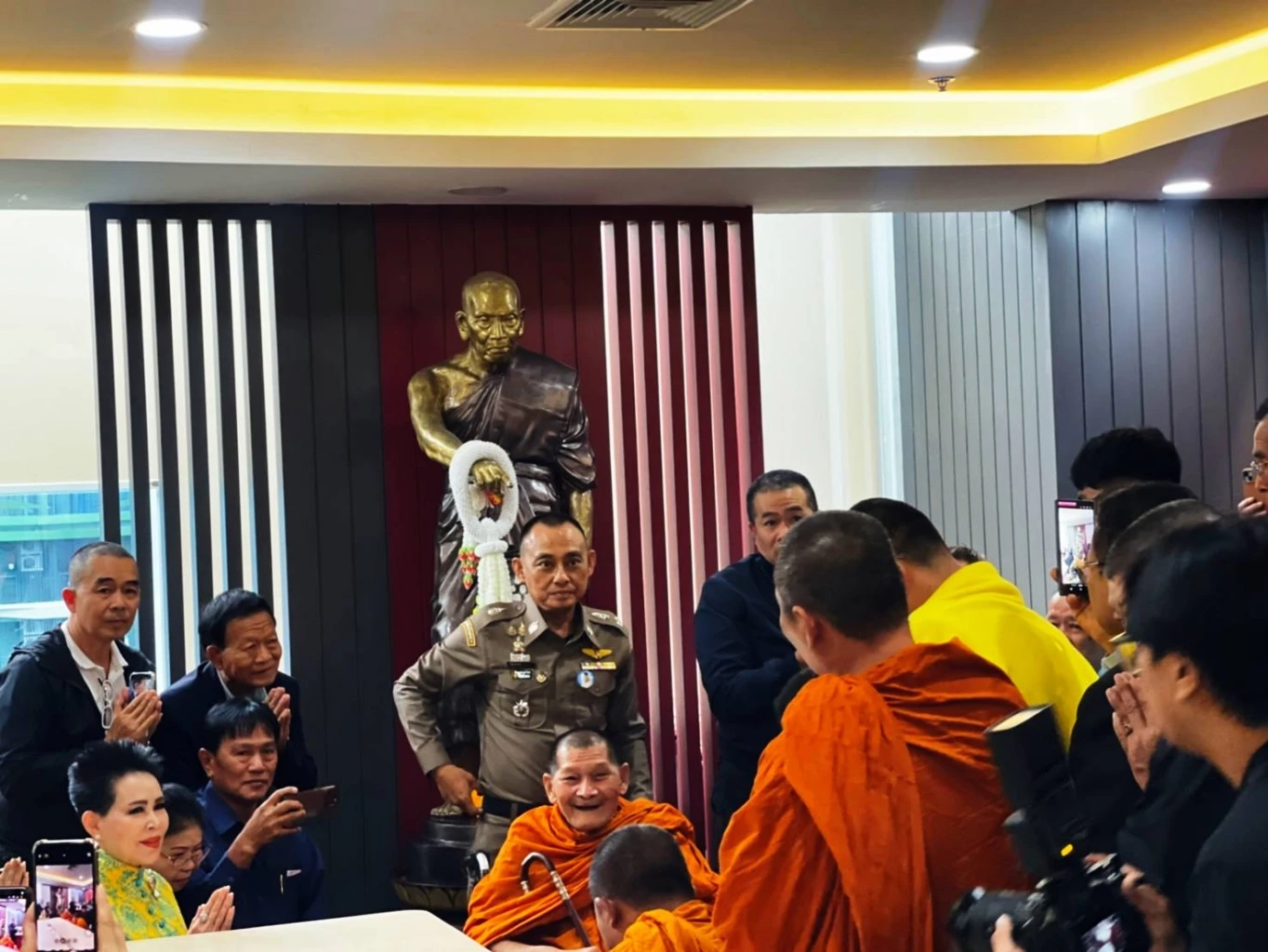 นิมนต์ "หลวงปู่ศิลา" ทำพิธี เสริมสิริมงคล เติมพลังศักดิ์สิทธิ์ เพิ่มขวัญกำลังใจให้เจ้าหน้าที่