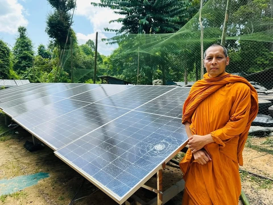 เจ้าอาวาสหาบล็อกคอนกรีตสร้างบังเกอร์ให้ทหาร พื้นที่ศรีสะเกษ ยังเตือนประชาชนในพื้นที่เสี่ยง