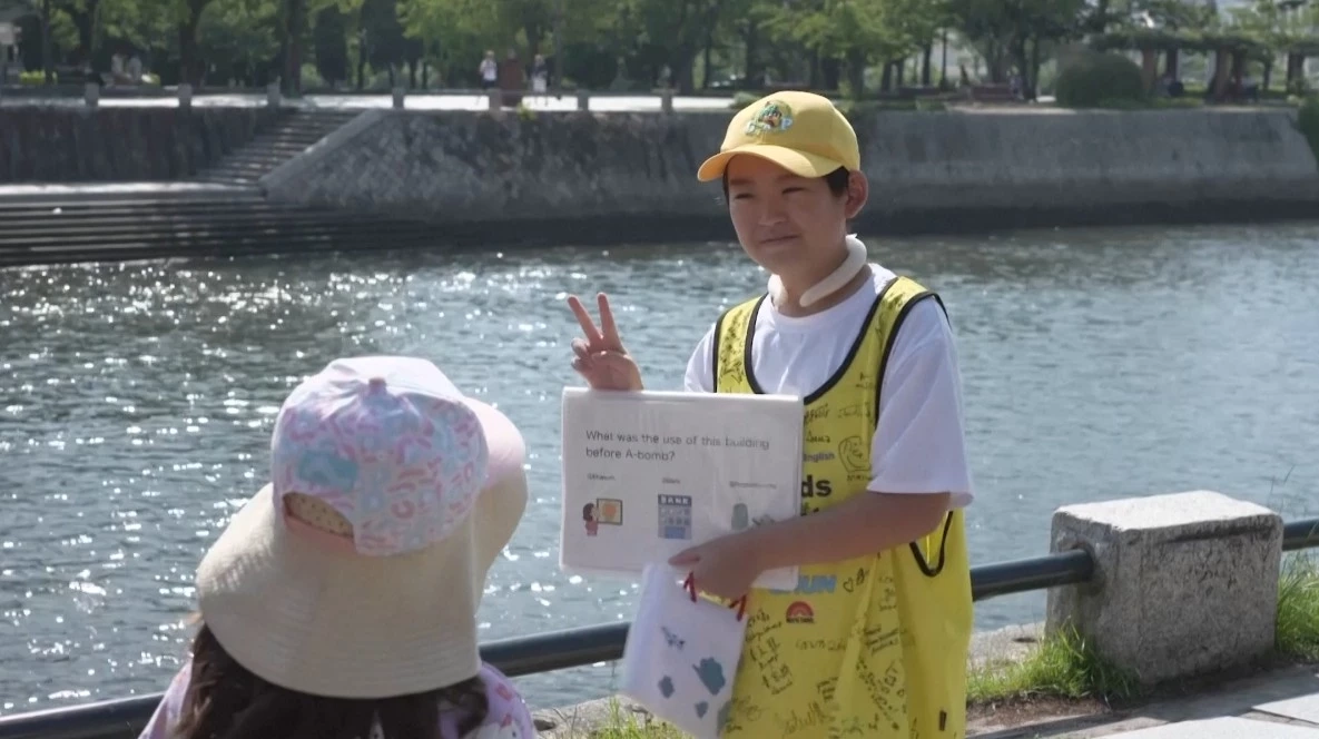 แห่ชื่นชม "หนุ่มน้อยวัยประถมญี่ปุ่น" เป็นจิตอาสาให้ความรู้ที่ "ฮิโรชิมา"