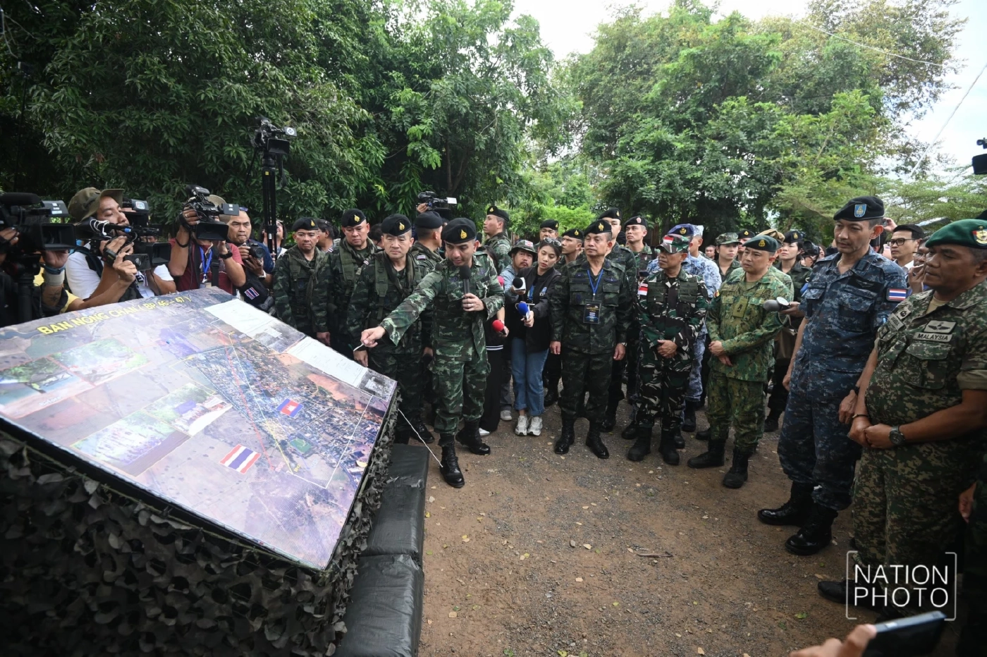 คณะทูตฯ ดูพื้นที่ "บ้านหนองจาน" ถูก "กัมพูชา" ยึดสร้างบ้าน 200 หลัง