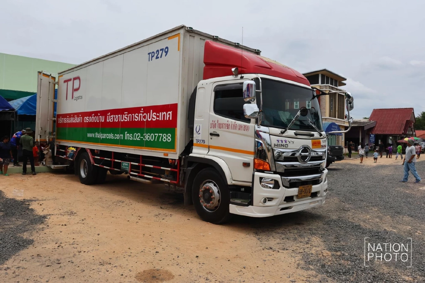 เนชั่นกรุ๊ป ร่วมกับ มูลนิธิเนชั่น เปิดโรงครัว - มอบสิ่งของศูนย์อพยพ จ.อุบลฯ