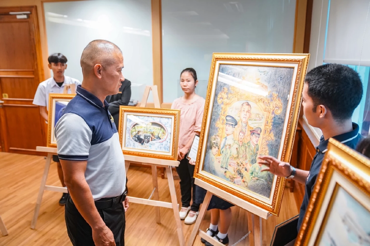 "ผบช.ก.ก้อง" มอบรางวัลวาดภาพ “ราชานักบิน ปกครองเเผ่นดินด้วยหัวใจ”