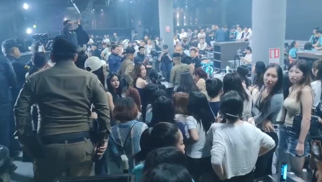 ตำรวจบุกทลายผับจีนลักลอบเปิดกลางกรุง พบนักท่องเที่ยวฉี่ม่วง