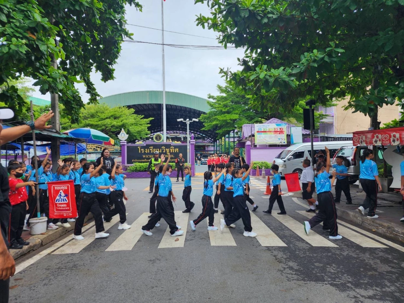 มอบธงแดงข้ามทางม้าลายให้"ผู้ว่าฯชัชชาติ" ร่วมสร้างความปลอดภัยบนท้องถนน