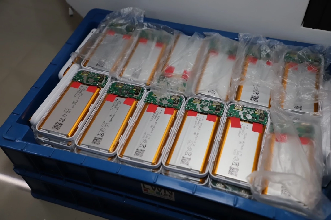 “เอกนัฏ” ส่งทีมบุกโกดังกลางกรุง ยึดแบตมือถือไม่มี มอก.คาไลน์ผลิต