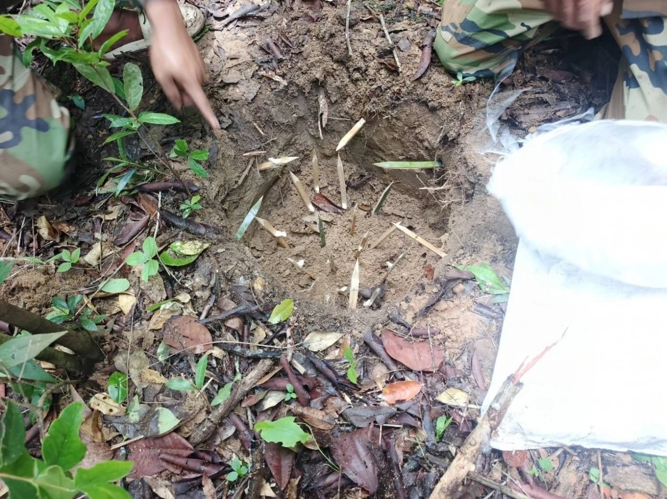 จับโป๊ะ! นี่มัน "ทหารกัมพูชา" ที่เคยลาดตระเวนร่วมกันชัดๆ โผล่อยู่ใน "คลิปวางทุ่นระเบิด"