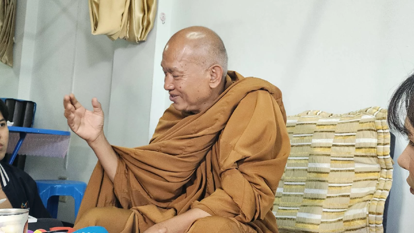 พระราชวิสุทธิประชานาถ หรือ หลวงพ่ออลงกต เจ้าอาวาสวัดพระบาทน้ำพุ