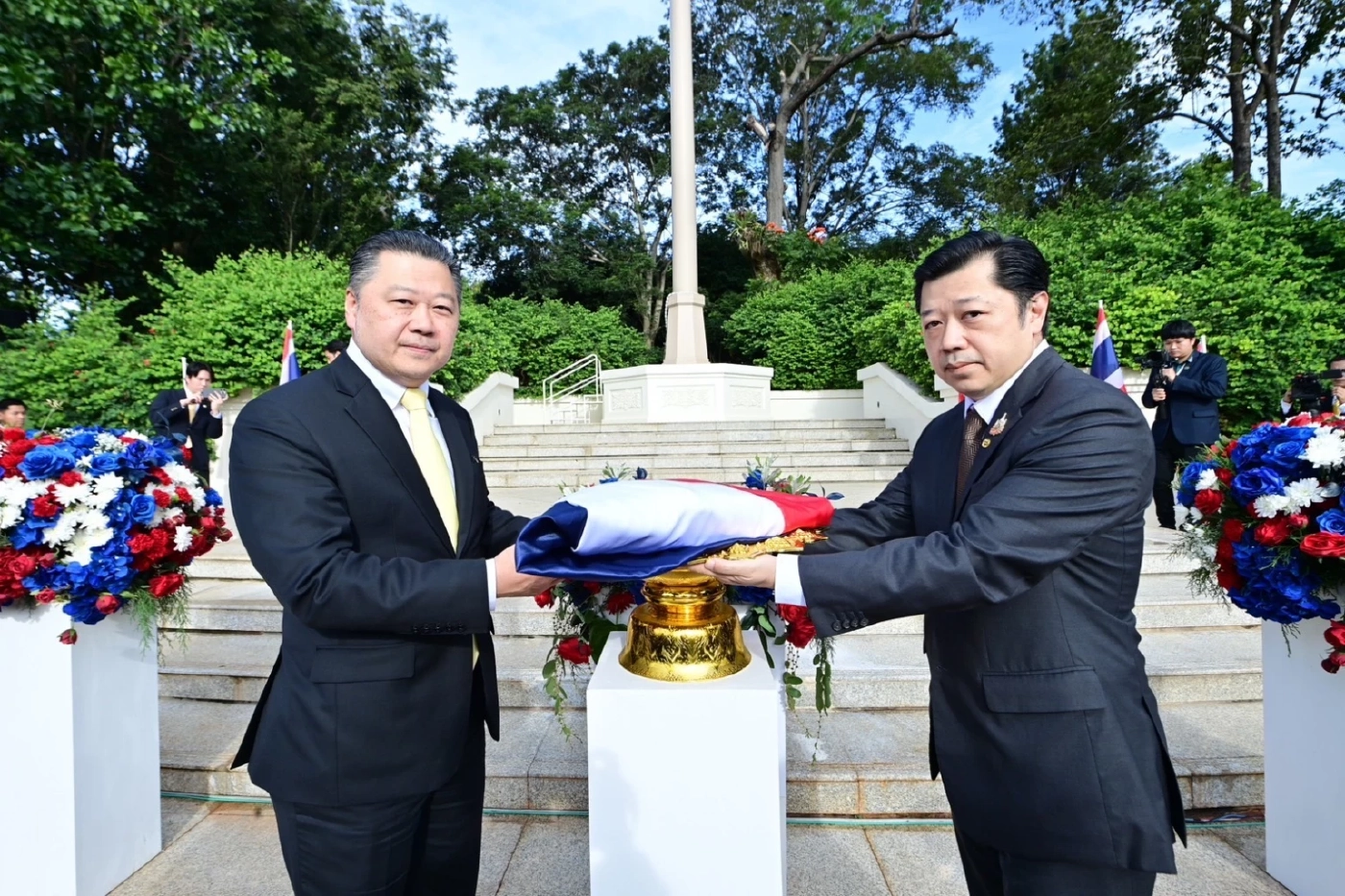 พลังซีพีทั่วโลก!  ร่วมร้องเพลงชาติไทย ย้ำรากฐานจงรักภักดี