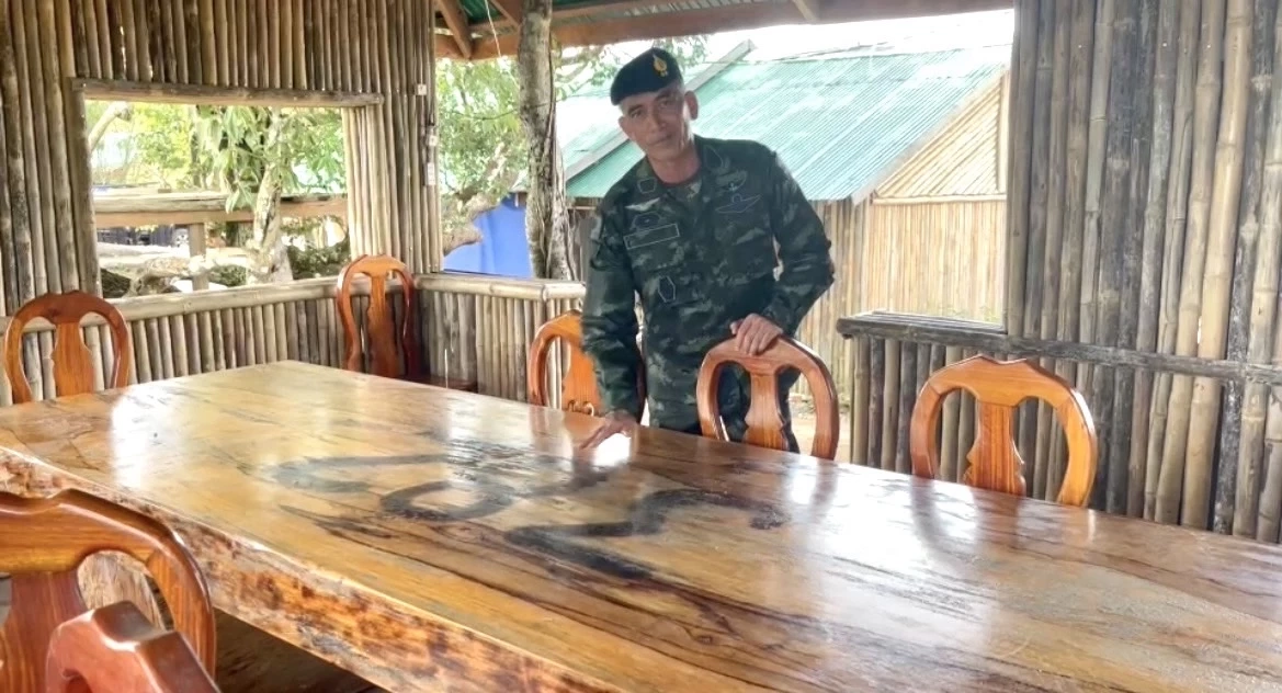 “เสธ.เบิร์ด” พาลุยฐานกัมพูชาบนภูมะเขือ เจอโต๊ะไม้หรูกับเลขเด็ด