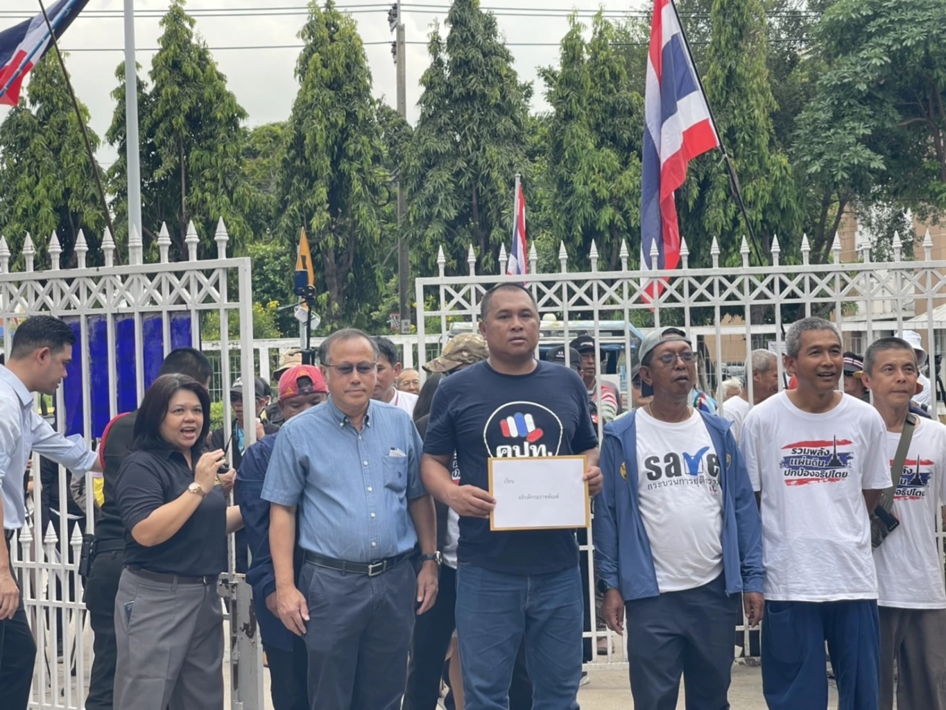 คปท.ยื่นหนังสือ คัดค้านนำ "ทักษิณ" คุมขังนอกเรือนจำ