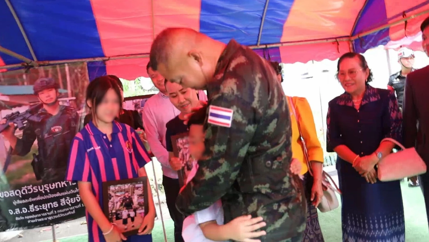 แม่ทัพกุ้งสวมกอดลูุกชายจ่าจุ้ย ให้กำลังใจ ก่อนโชว์ลูกคอมนต์แคน