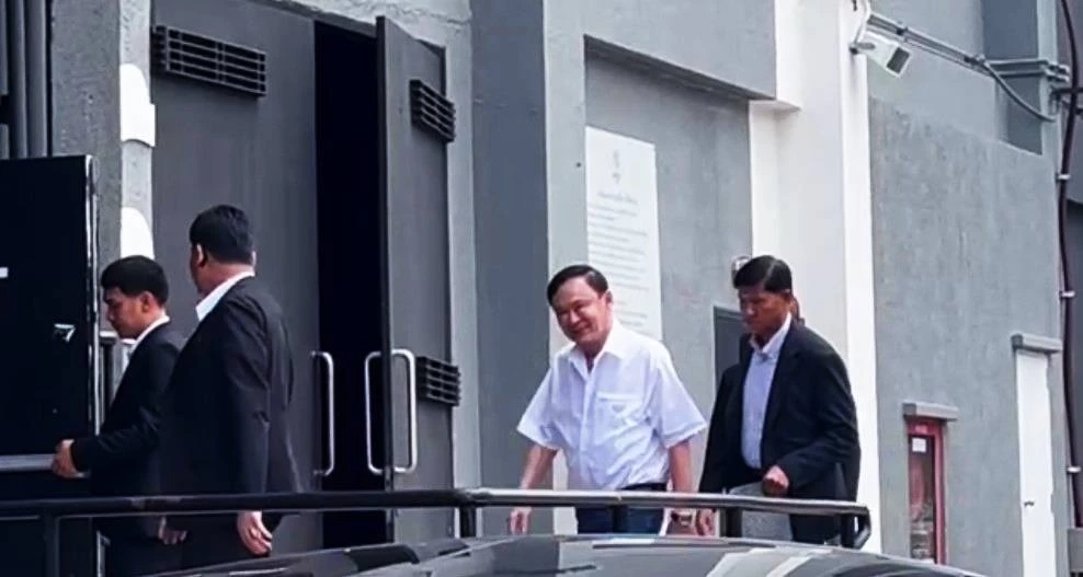 "ทักษิณ" เข้าเพื่อไทย เลี่ยงเจอสื่อเข้าหลังตึก แต่ยังหันมาโบกมือทักทาย