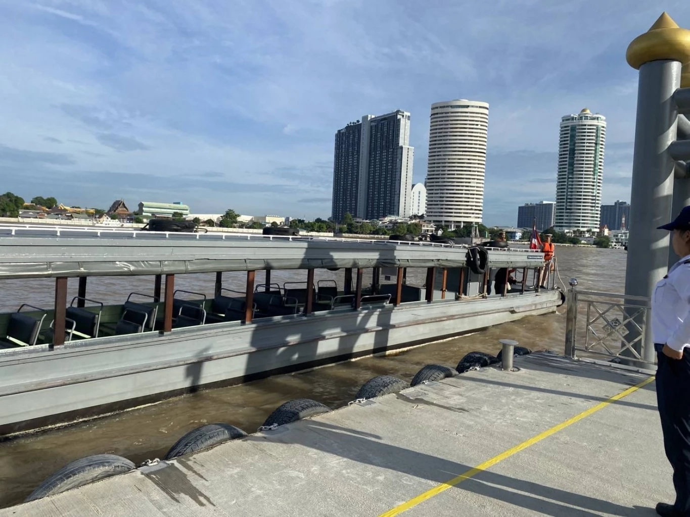 กองทัพเรือ จัดเรือ 3 ลำ ช่วยอำนวยความสะดวกประชาชน หลังเหตุ "ถนนทรุด"