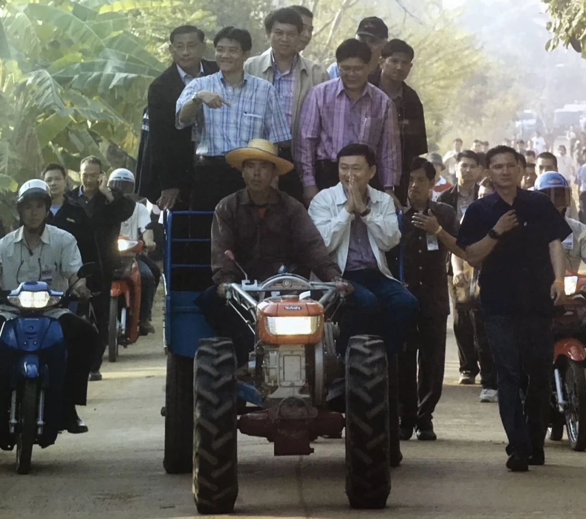 วันที่เนวิน ยังเดินตามทักษิณไปทั่วประเทศ