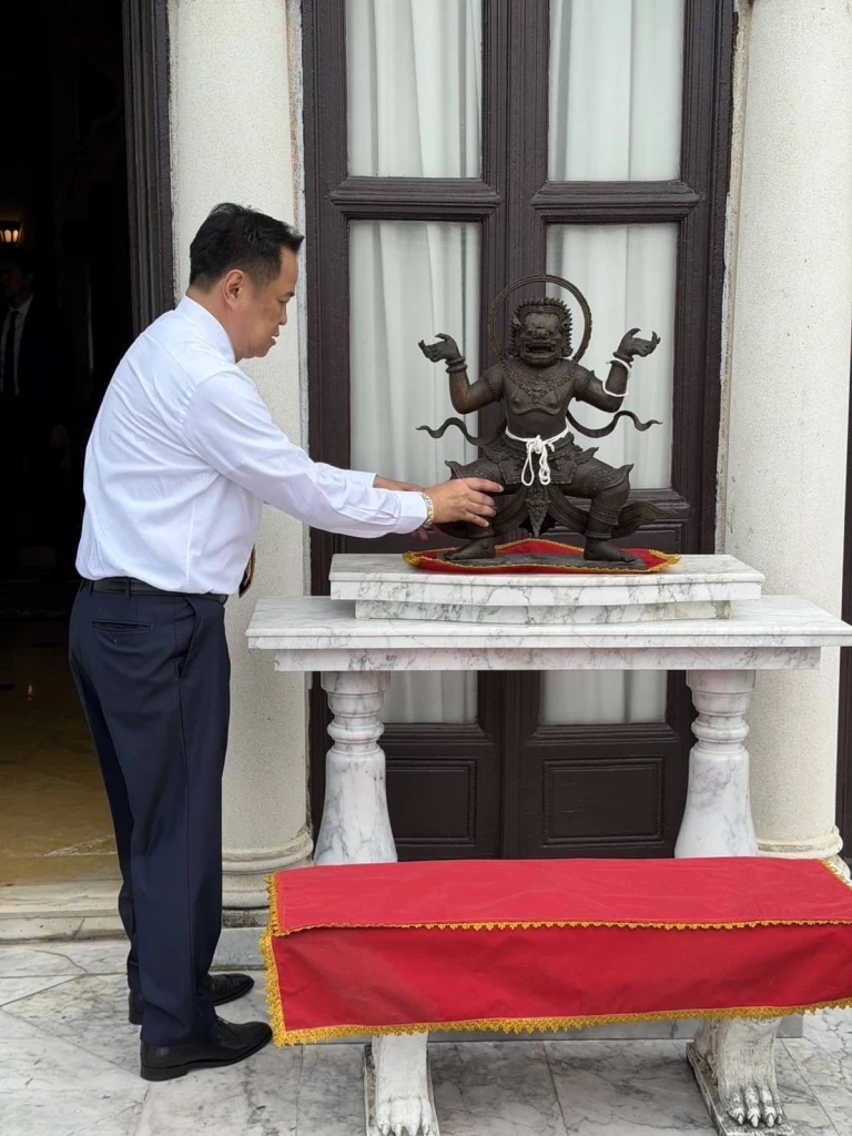 เปิดคลิป! "นายกฯหนู" สายมู อุ้มอัญเชิญ "องค์นรสิงห์จำลอง" สมัยลุงตู่สร้าง