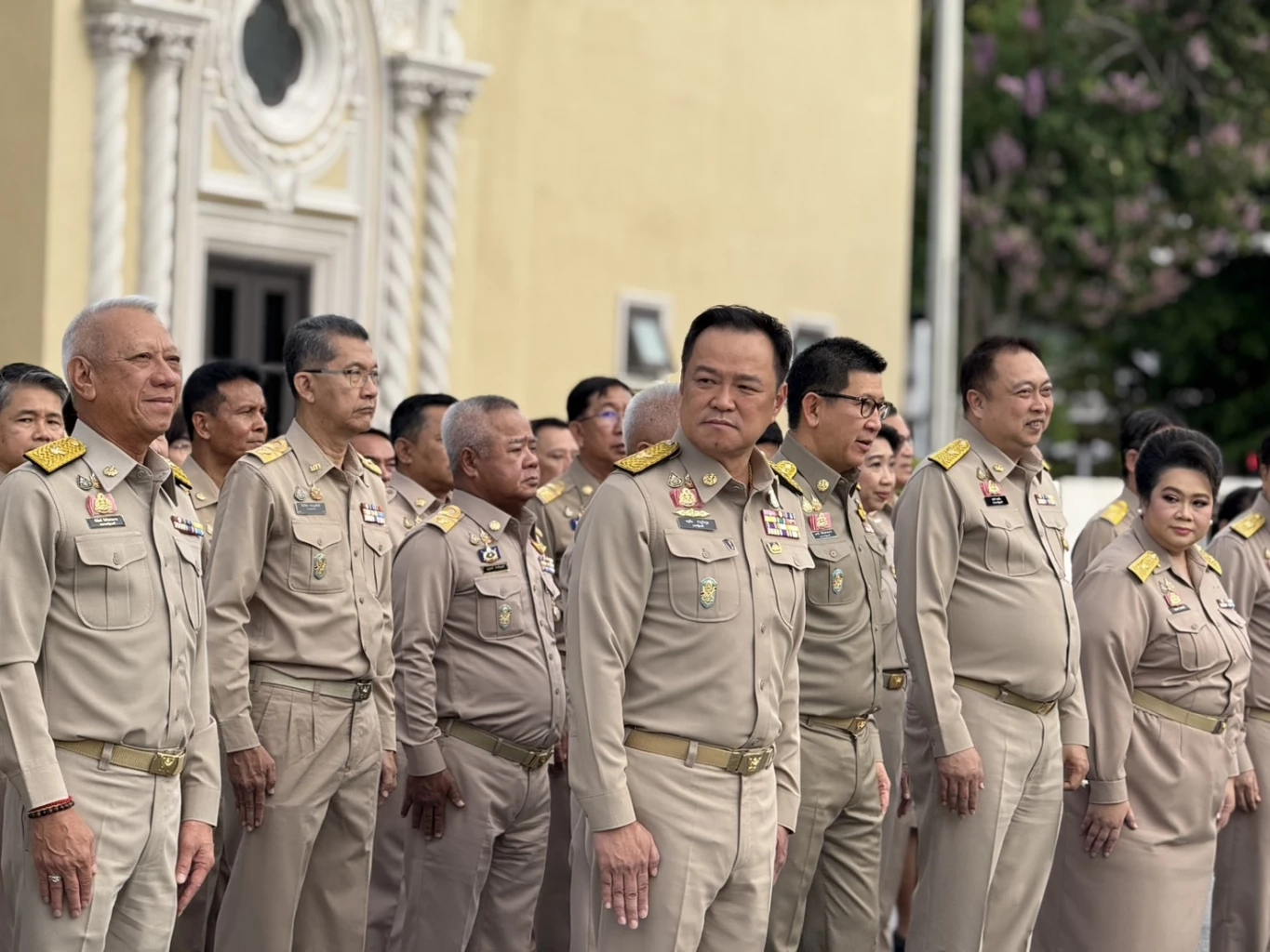 \"นายกฯอนุทิน\" ชี้พร้อมแถลงนโยบายรัฐบาลวันนี้ นำ \"รมต.-ข้าราชการทำเนียบรัฐบาล\" ร้องเพลงชาติ