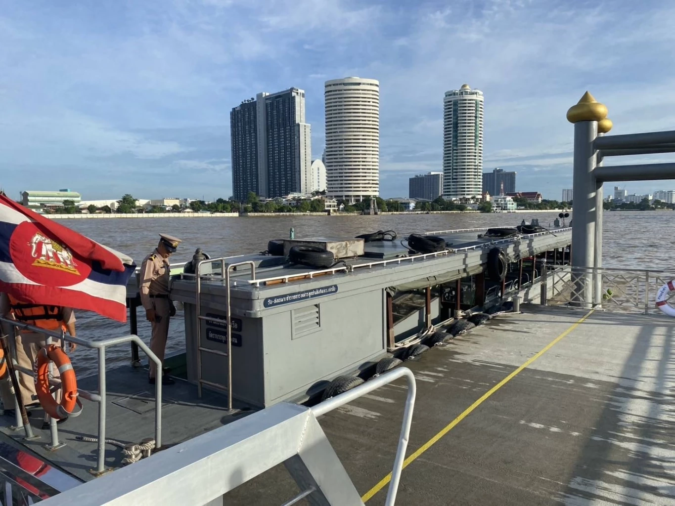 กองทัพเรือ จัดเรือ 3 ลำ ช่วยอำนวยความสะดวกประชาชน หลังเหตุ "ถนนทรุด"