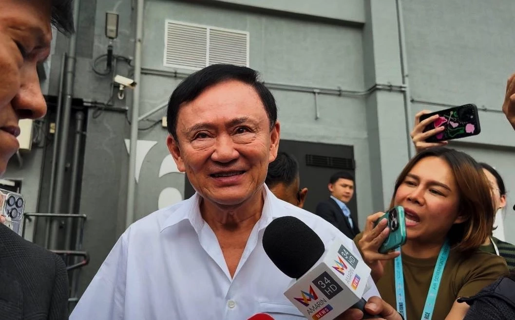 "ทักษิณ" โพสต์ อ้าง "สนามบินสิงคโปร์ปิด" หันหัวเครื่องไปหาหมอที่ "ดูไบ" ยันกลับไทยแน่