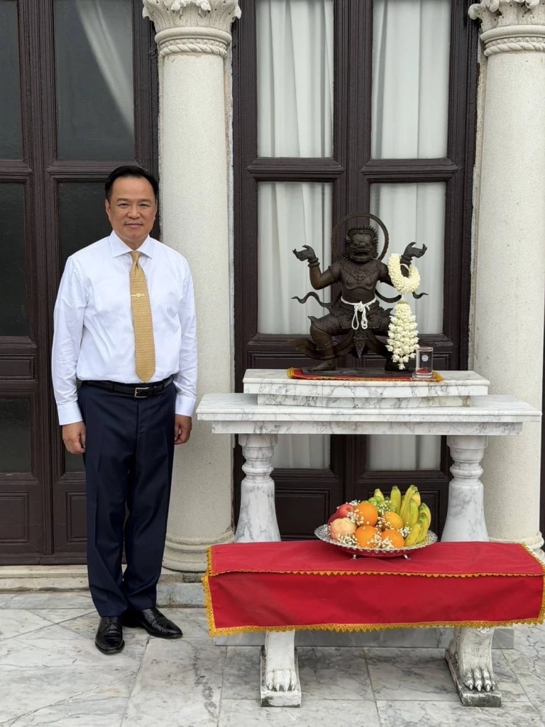 เปิดคลิป! "นายกฯหนู" สายมู อุ้มอัญเชิญ "องค์นรสิงห์จำลอง" สมัยลุงตู่สร้าง