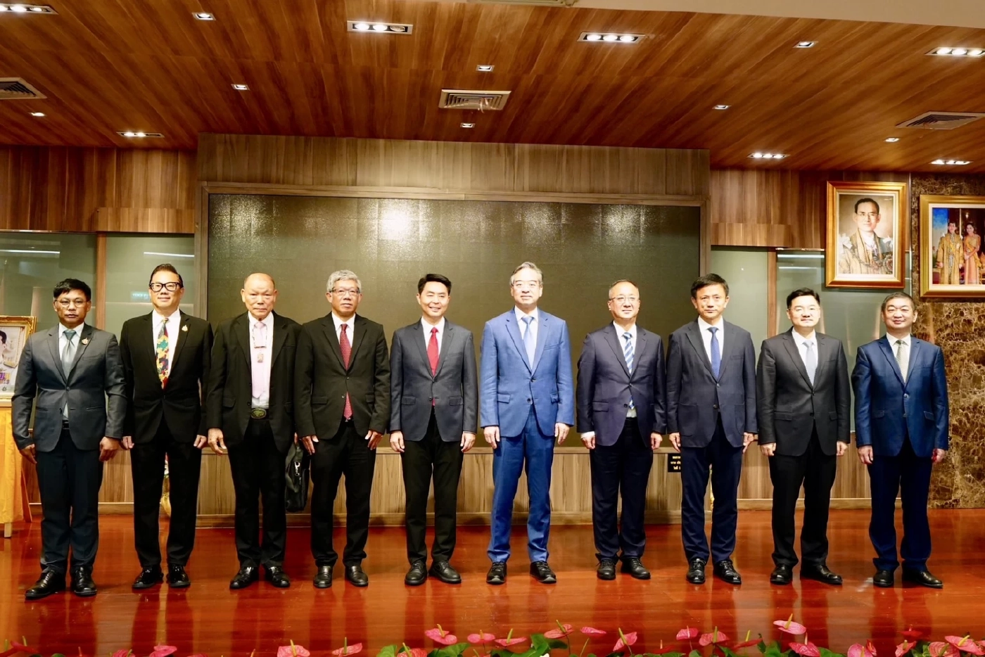 “ลุงป้อม” โผล่พัทยา ใครว่าวางมือ จัดประชุมลุยเลือกตั้ง