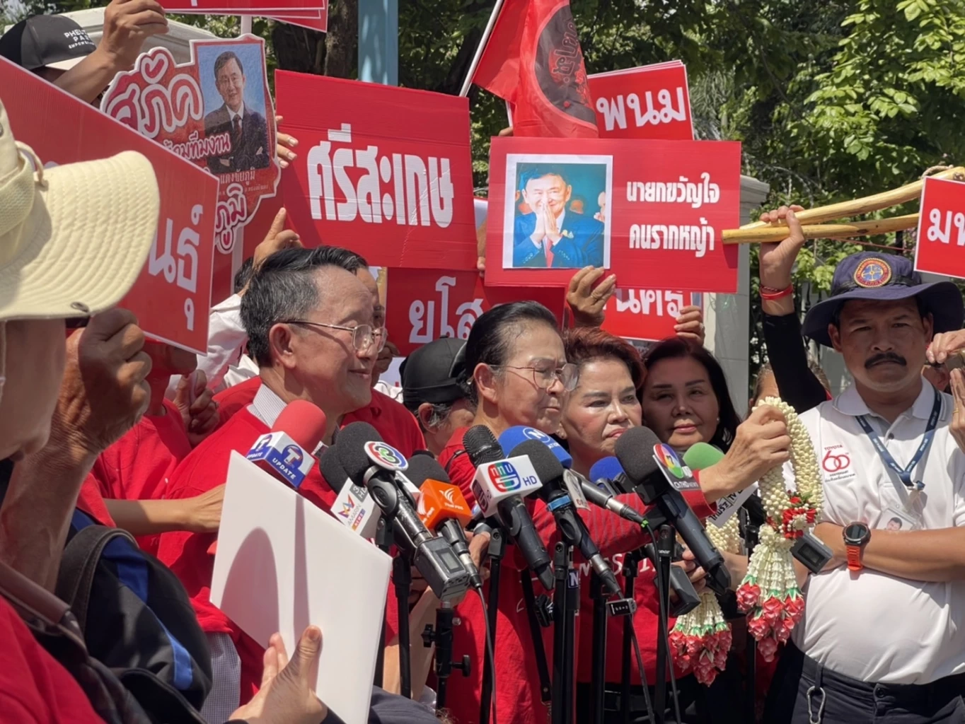 "ทักษิณ" ยังอ่อนเพลีย-ปวดตัว ตามปกติของผู้สูงอายุ "คนเสื้อแดง" แห่ให้กำลังใจ