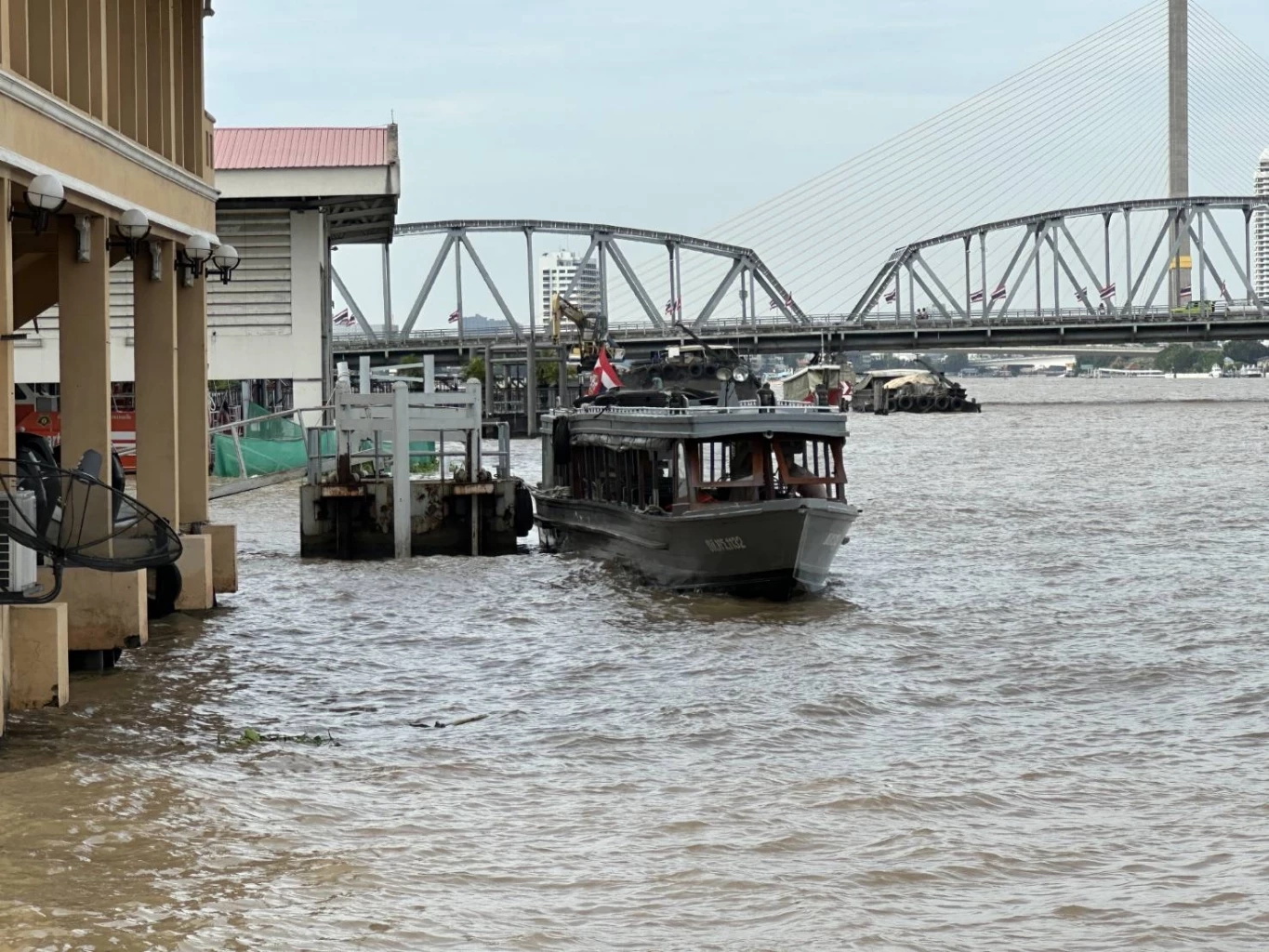 กองทัพเรือ จัดเรือ 3 ลำ ช่วยอำนวยความสะดวกประชาชน หลังเหตุ "ถนนทรุด"