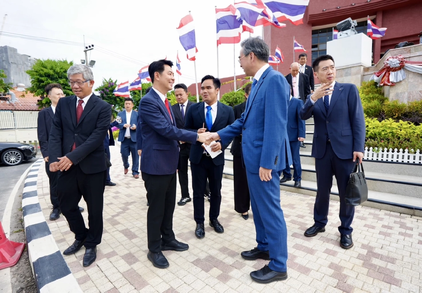 “ลุงป้อม” โผล่พัทยา ใครว่าวางมือ จัดประชุมลุยเลือกตั้ง