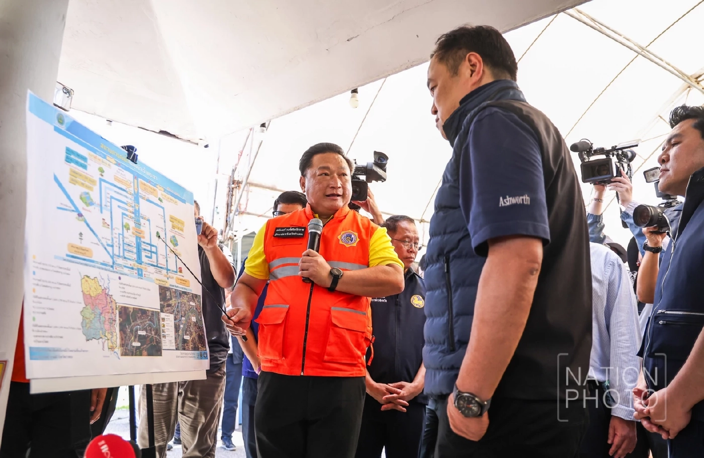 นายกฯอนุทิน ลุยตรวจน้ำท่วมวิเศษชัยชาญ เหมาผักบุ้ง-เลี้ยงน้ำชงชาวบ้าน