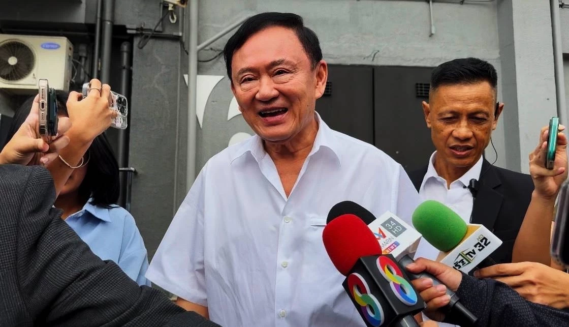 "ทักษิณ" โพสต์ อ้าง "สนามบินสิงคโปร์ปิด" หันหัวเครื่องไปหาหมอที่ "ดูไบ" ยันกลับไทยแน่